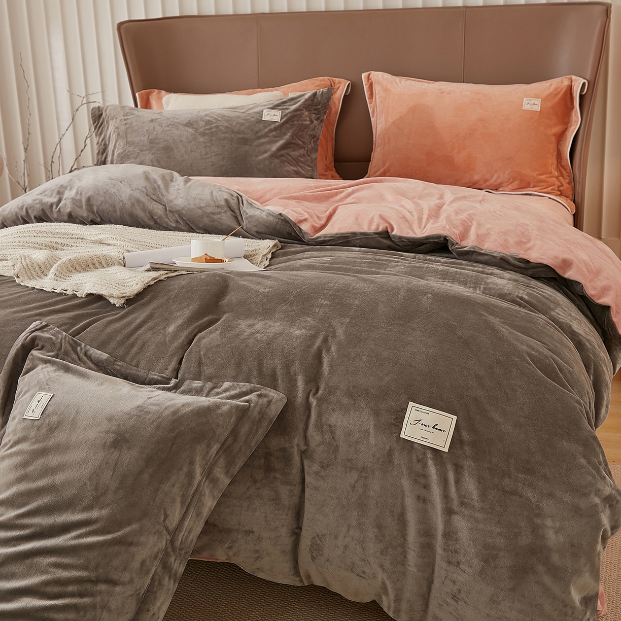 91家纺网 家纺一手货源 找家纺 悦然毛巾被 2025新款高克重德芙绒双拼四件套 咖灰豆沙