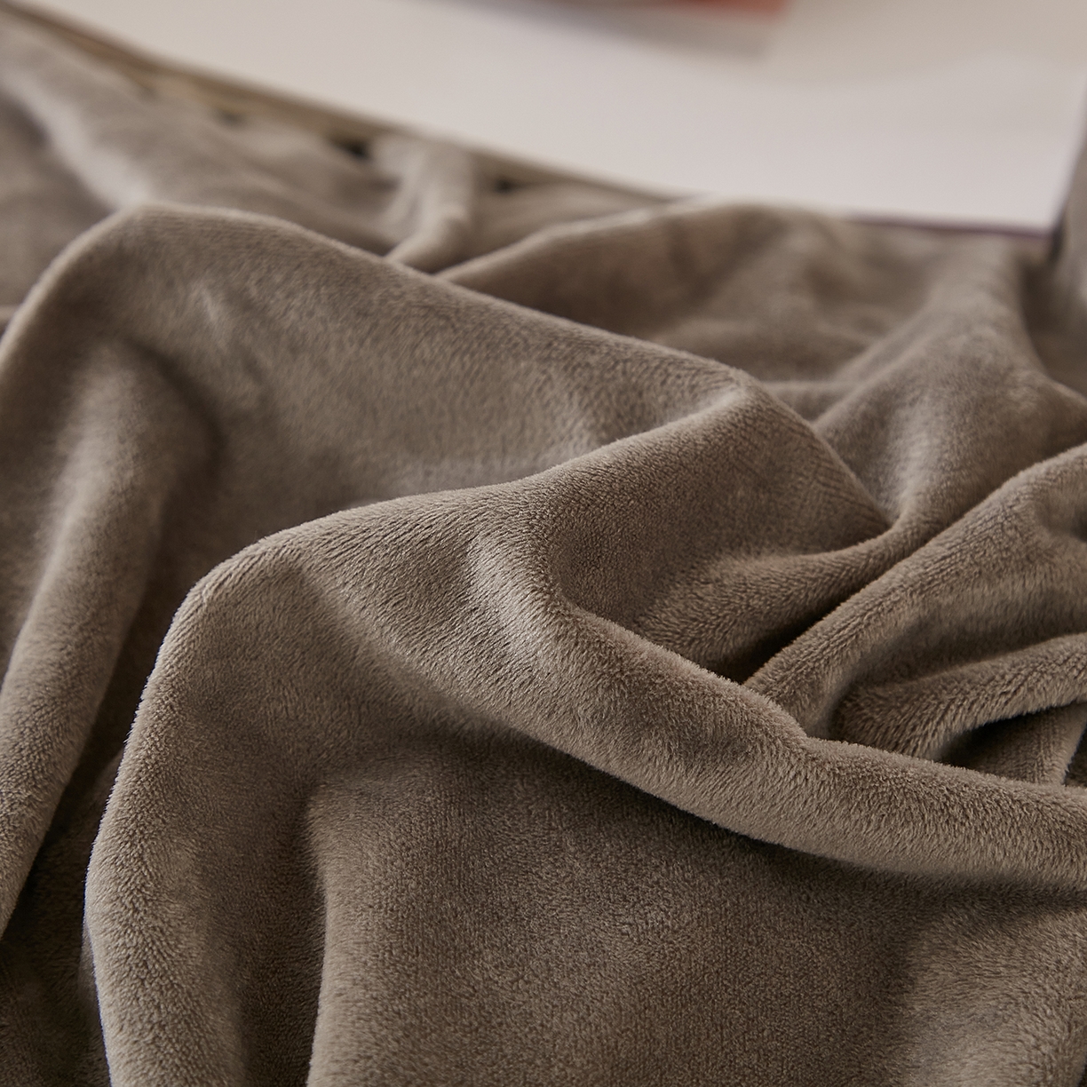 91家纺网 家纺一手货源 找家纺 悦然毛巾被 2025新款高克重德芙绒双拼四件套 咖灰豆沙