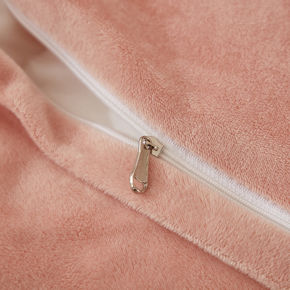 91家纺网 家纺一手货源 找家纺 悦然毛巾被 2025新款高克重德芙绒双拼四件套 咖灰豆沙