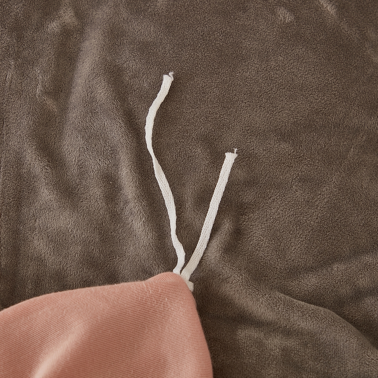 91家纺网 家纺一手货源 找家纺 悦然毛巾被 2025新款高克重德芙绒双拼四件套 咖灰豆沙