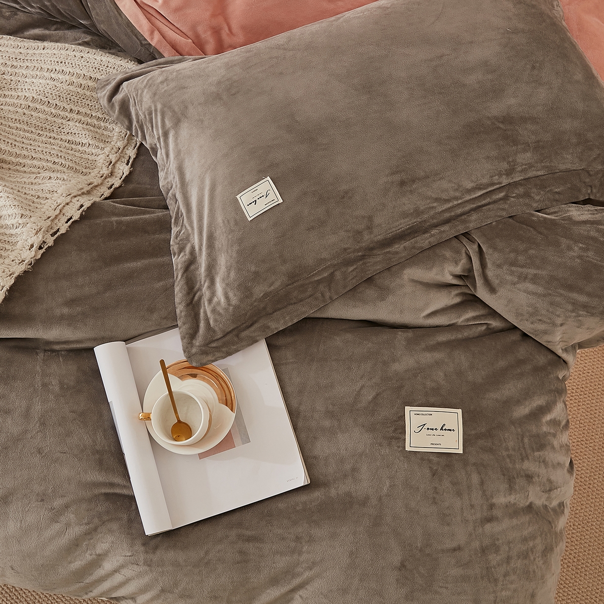 91家纺网 家纺一手货源 找家纺 悦然毛巾被 2025新款高克重德芙绒双拼四件套 暖玉米咖