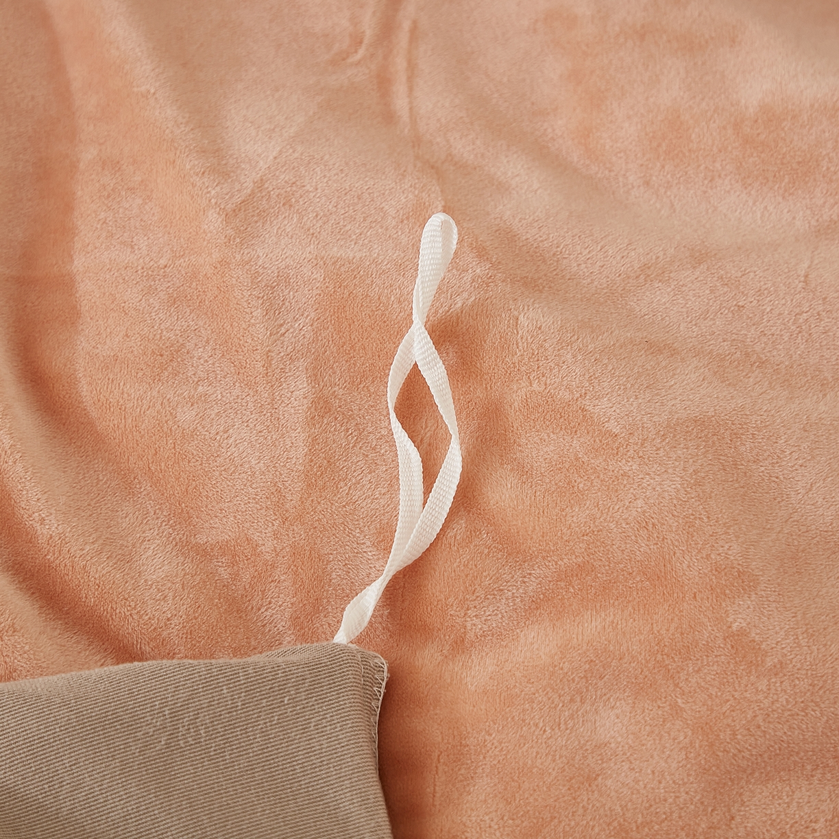 91家纺网 家纺一手货源 找家纺 悦然毛巾被 2025新款高克重德芙绒双拼四件套 暖玉米咖