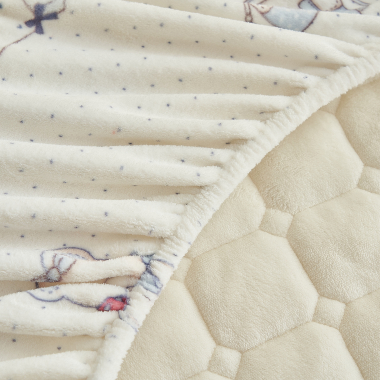 91家纺网 家纺一手货源 找家纺 晨曦家纺 2025新款加厚加绒牛奶绒卡通夹棉三层单床笠 萌萌熊仔