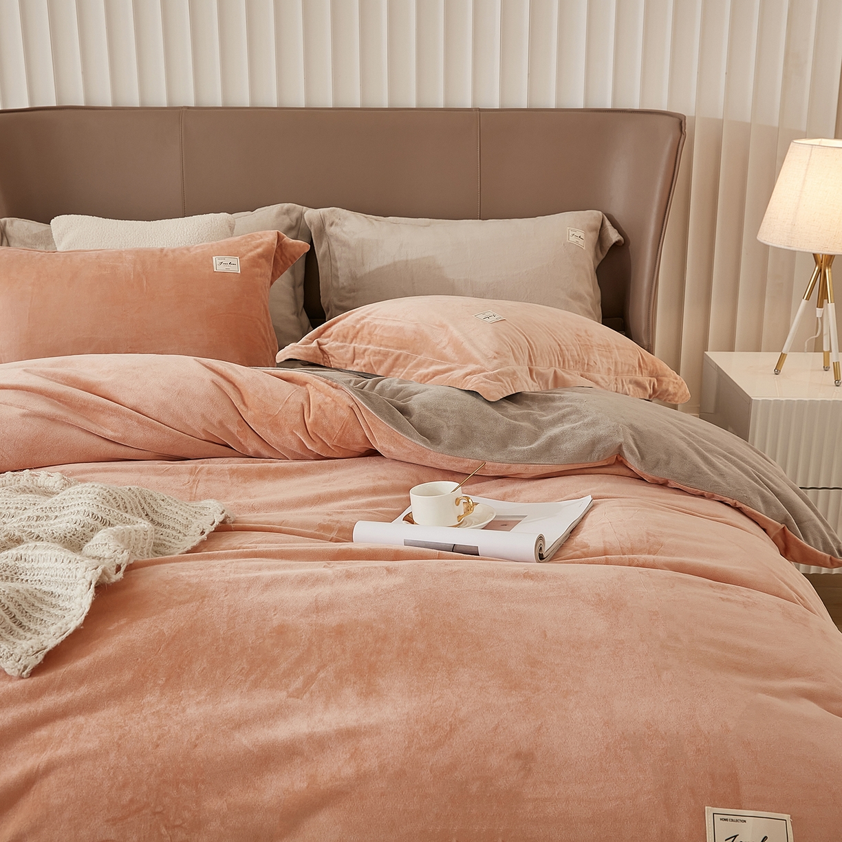 91家纺网 家纺一手货源 找家纺 悦然毛巾被 2025新款高克重德芙绒双拼四件套 暖玉米咖