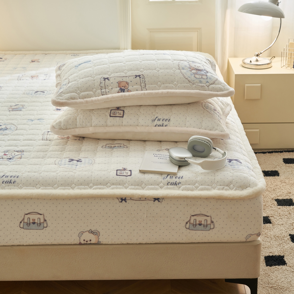 91家纺网 家纺一手货源 找家纺 晨曦家纺 2025新款加厚加绒牛奶绒卡通夹棉三层单床笠 萌萌熊仔