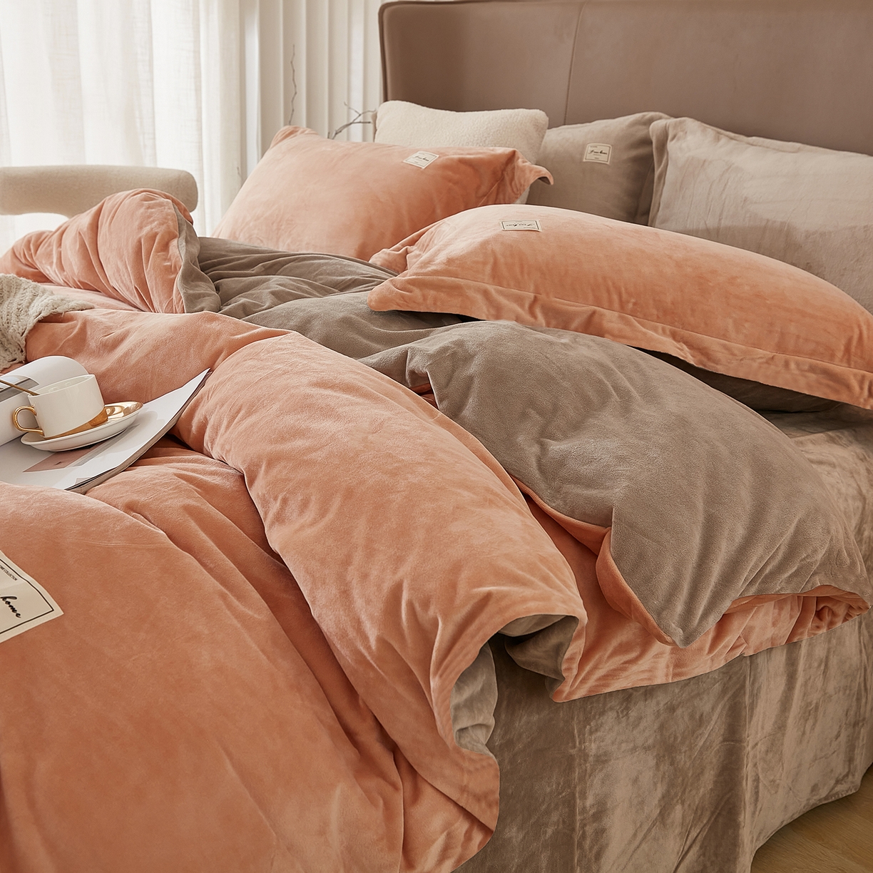 91家纺网 家纺一手货源 找家纺 悦然毛巾被 2025新款高克重德芙绒双拼四件套 暖玉米咖