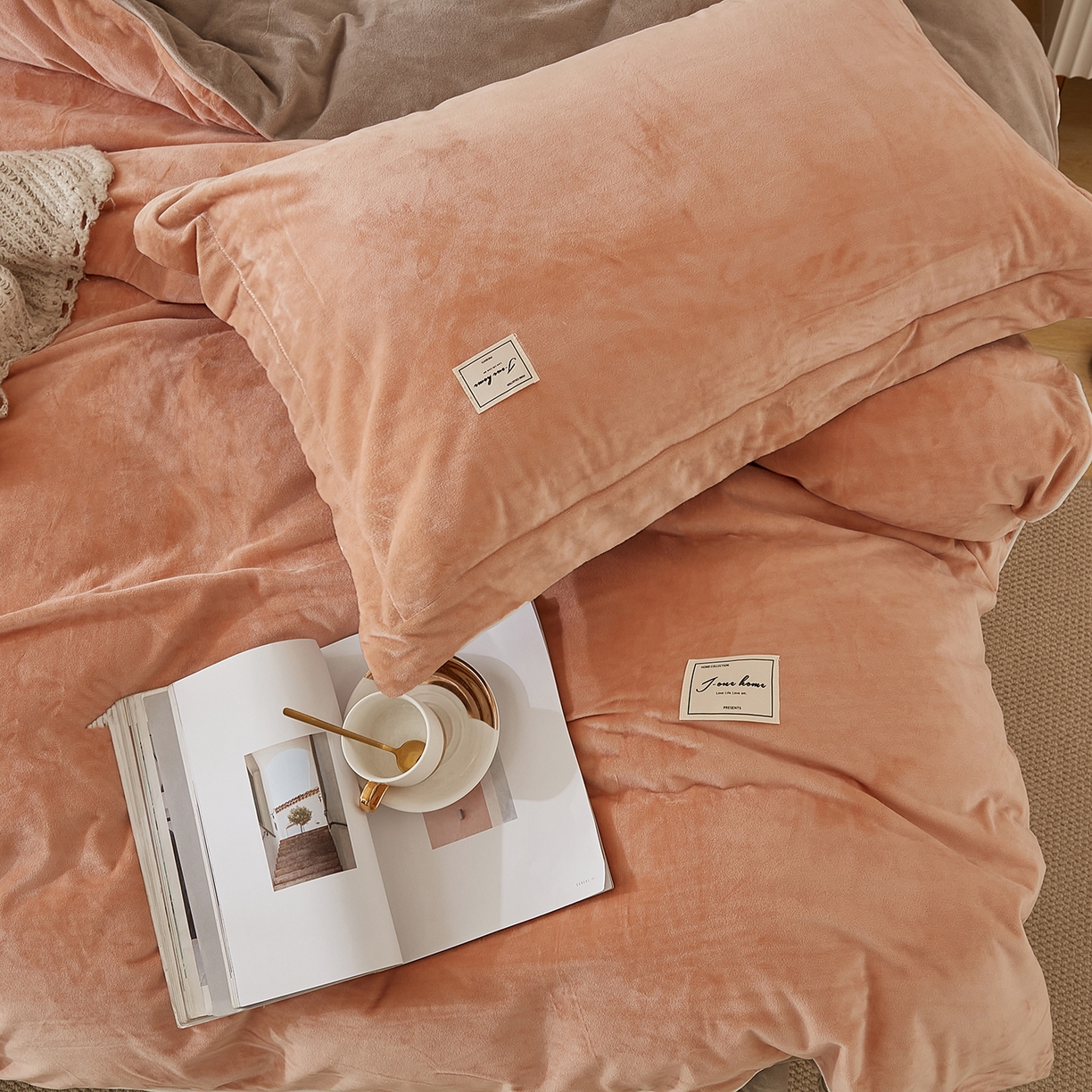 91家纺网 家纺一手货源 找家纺 悦然毛巾被 2025新款高克重德芙绒双拼四件套 暖玉米咖