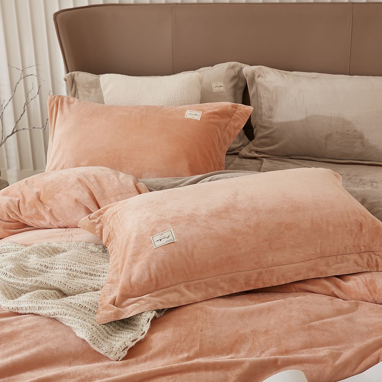 91家纺网 家纺一手货源 找家纺 悦然毛巾被 2025新款高克重德芙绒双拼四件套 暖玉米咖