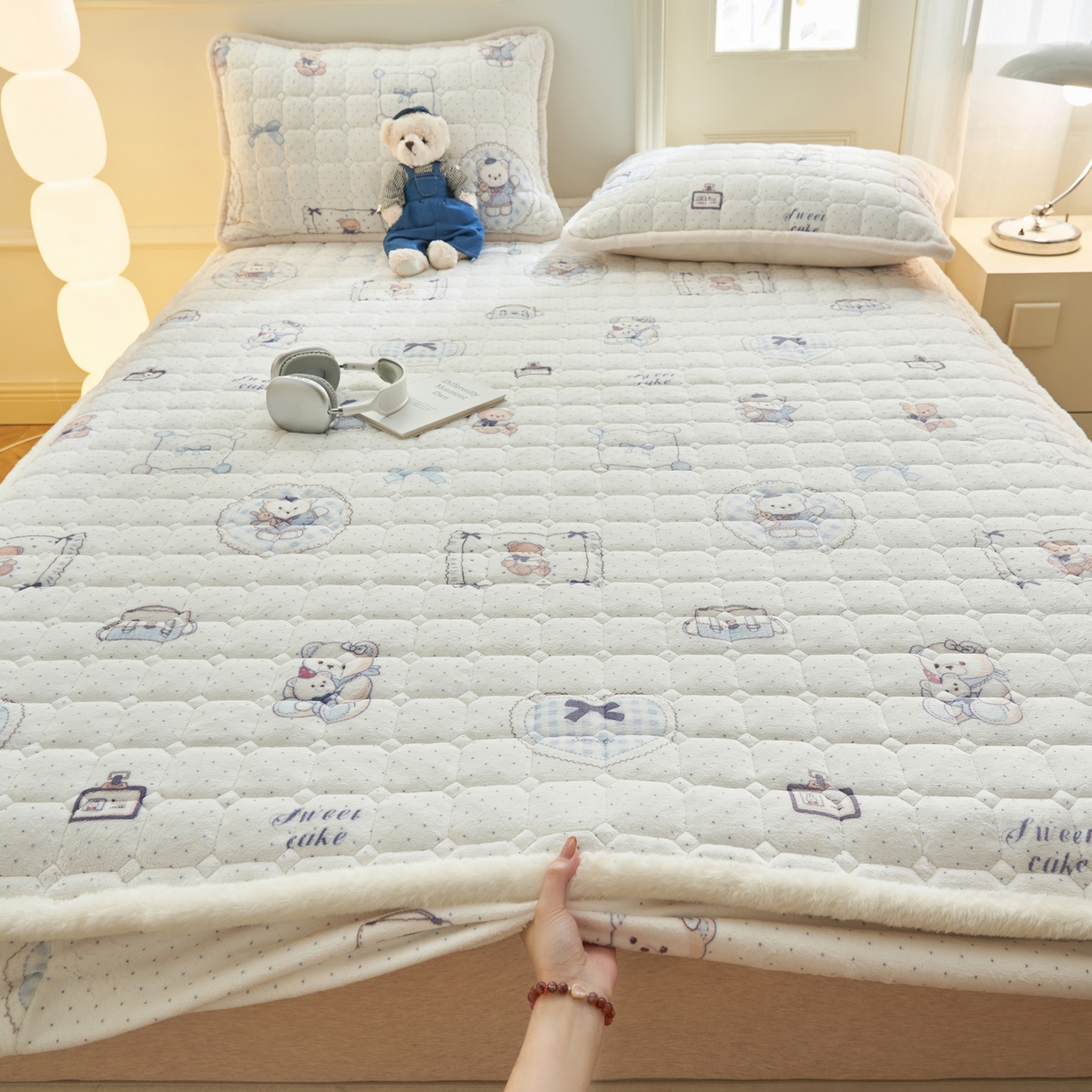 91家纺网 家纺一手货源 找家纺 晨曦家纺 2025新款加厚加绒牛奶绒卡通夹棉三层单床笠 萌萌熊仔