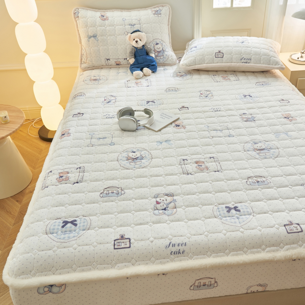 91家纺网 家纺一手货源 找家纺 晨曦家纺 2025新款加厚加绒牛奶绒卡通夹棉三层单床笠 萌萌熊仔