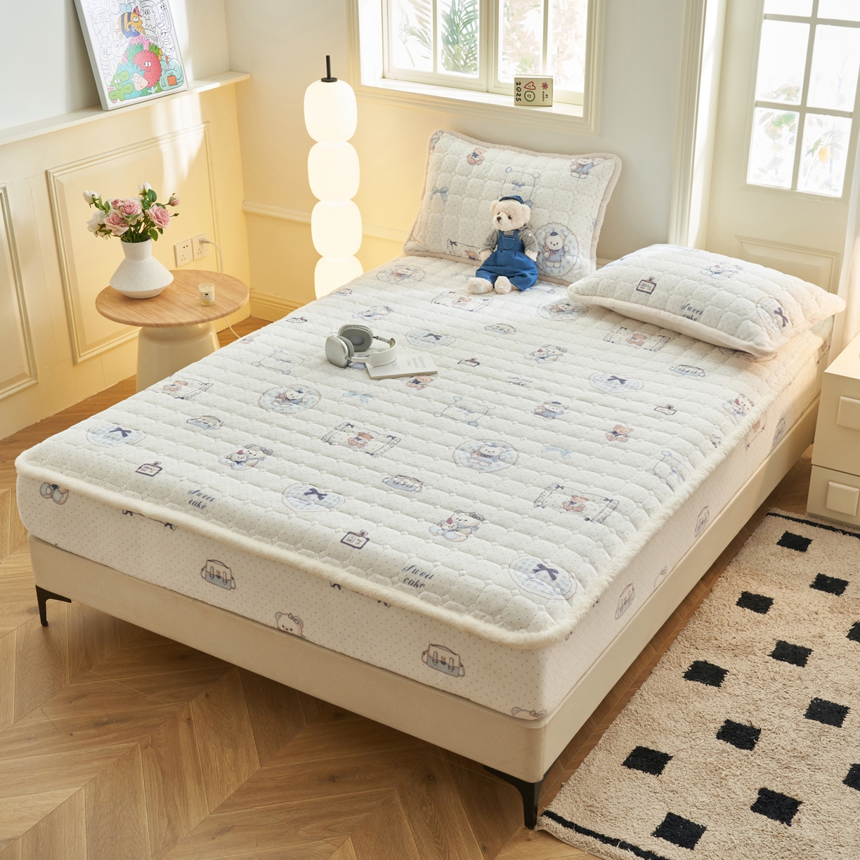 91家纺网 家纺一手货源 找家纺 晨曦家纺 2025新款加厚加绒牛奶绒卡通夹棉三层单床笠 萌萌熊仔