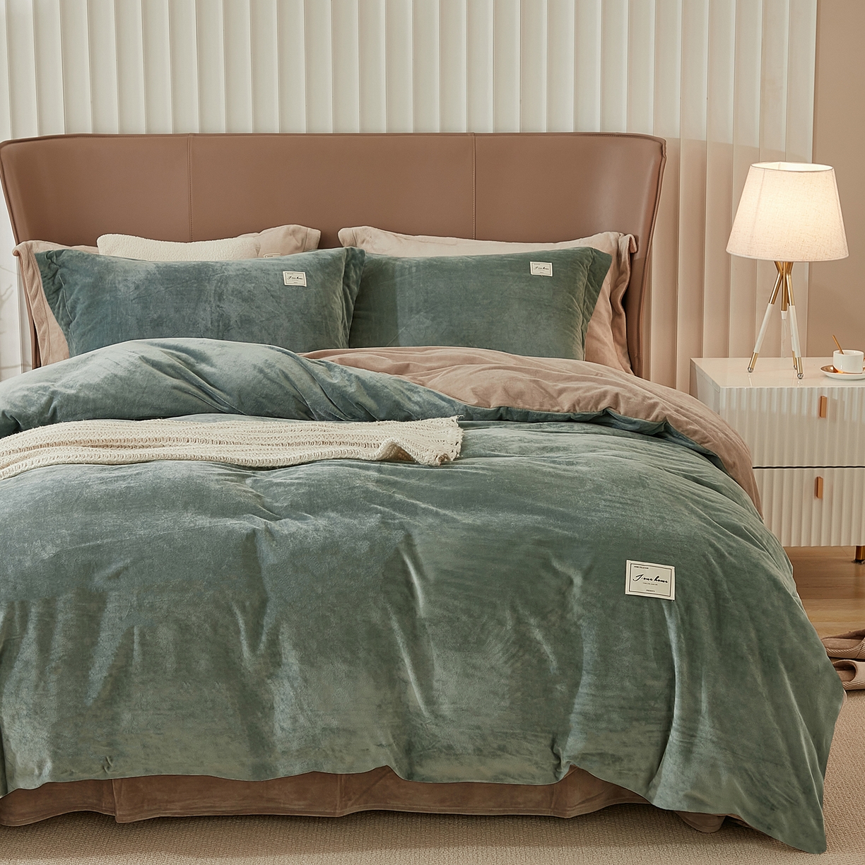 91家纺网 家纺一手货源 找家纺 悦然毛巾被 2025新款高克重德芙绒双拼四件套 浅黛蓝米咖