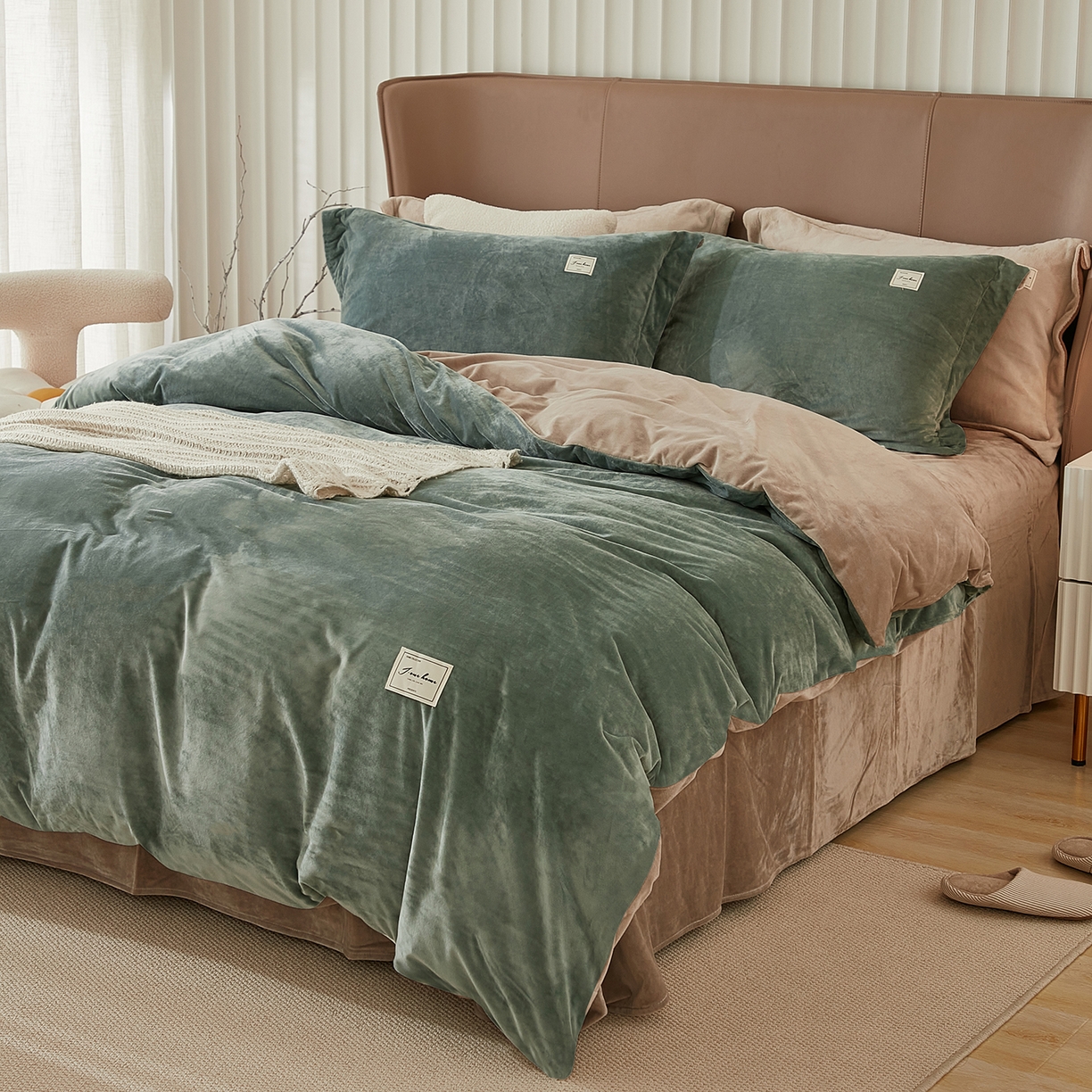 91家纺网 家纺一手货源 找家纺 悦然毛巾被 2025新款高克重德芙绒双拼四件套 浅黛蓝米咖