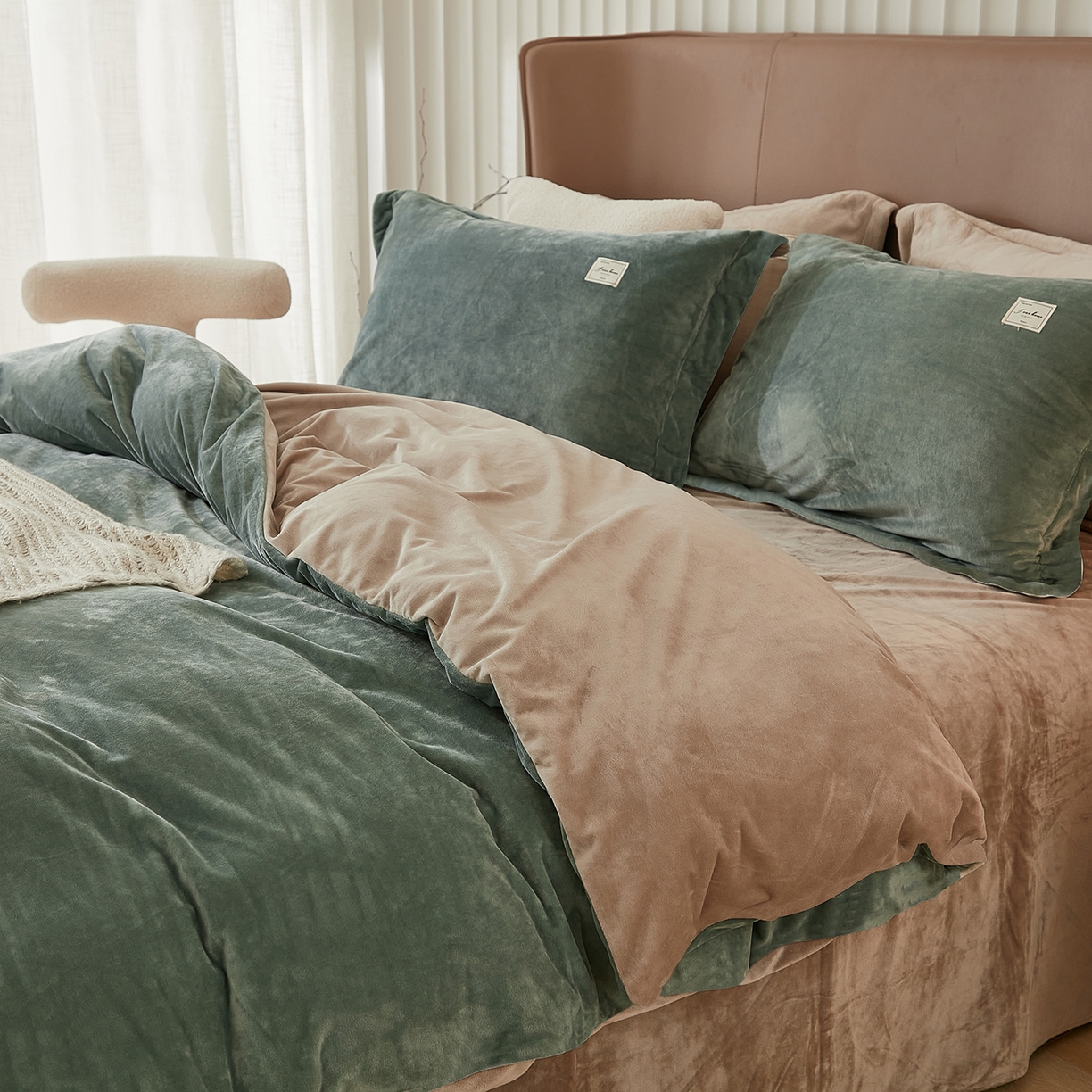 91家纺网 家纺一手货源 找家纺 悦然毛巾被 2025新款高克重德芙绒双拼四件套 浅黛蓝米咖