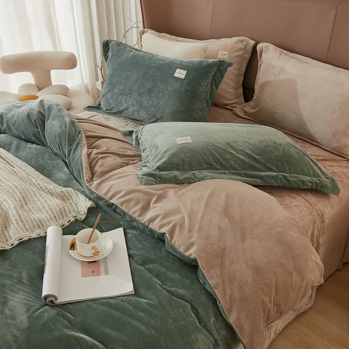 91家纺网 家纺一手货源 找家纺 悦然毛巾被 2025新款高克重德芙绒双拼四件套 浅黛蓝米咖