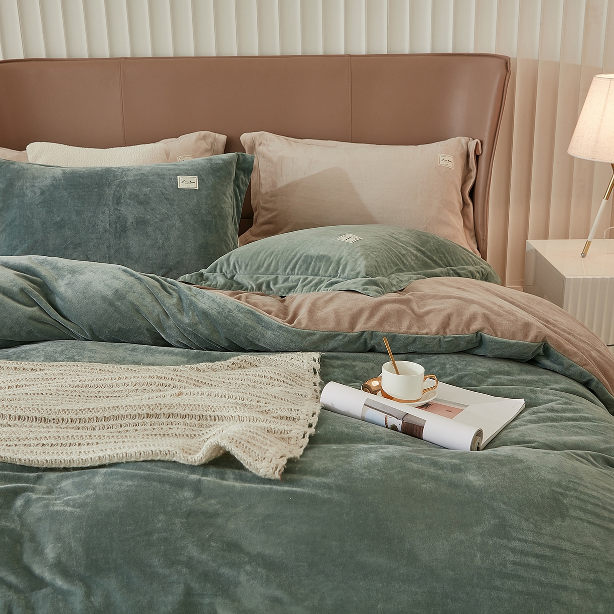 91家纺网 家纺一手货源 找家纺 悦然毛巾被 2025新款高克重德芙绒双拼四件套 浅黛蓝米咖