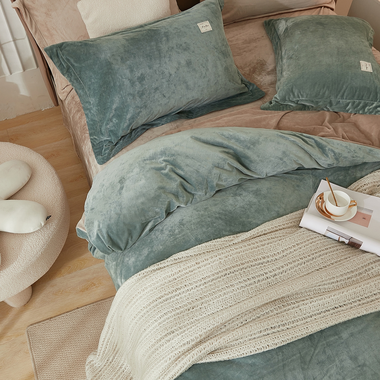 91家纺网 家纺一手货源 找家纺 悦然毛巾被 2025新款高克重德芙绒双拼四件套 浅黛蓝米咖