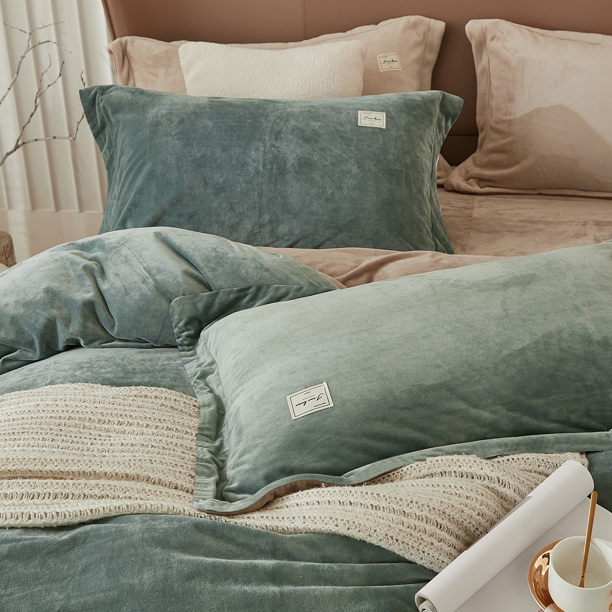 91家纺网 家纺一手货源 找家纺 悦然毛巾被 2025新款高克重德芙绒双拼四件套 浅黛蓝米咖