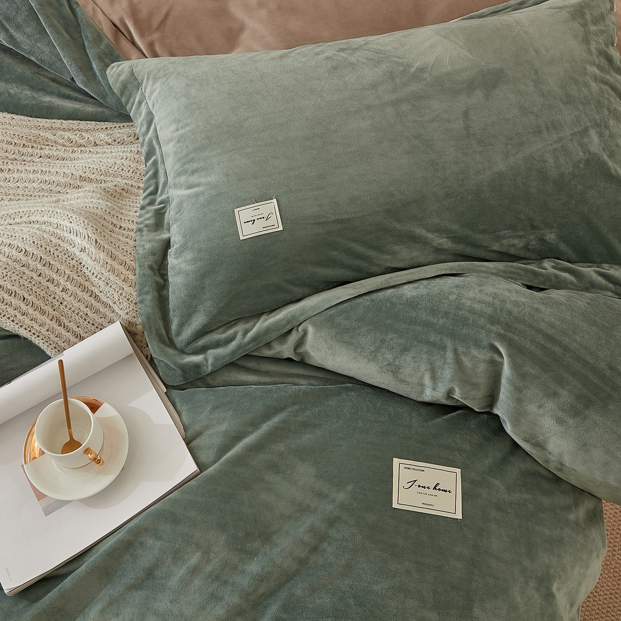 91家纺网 家纺一手货源 找家纺 悦然毛巾被 2025新款高克重德芙绒双拼四件套 浅黛蓝米咖