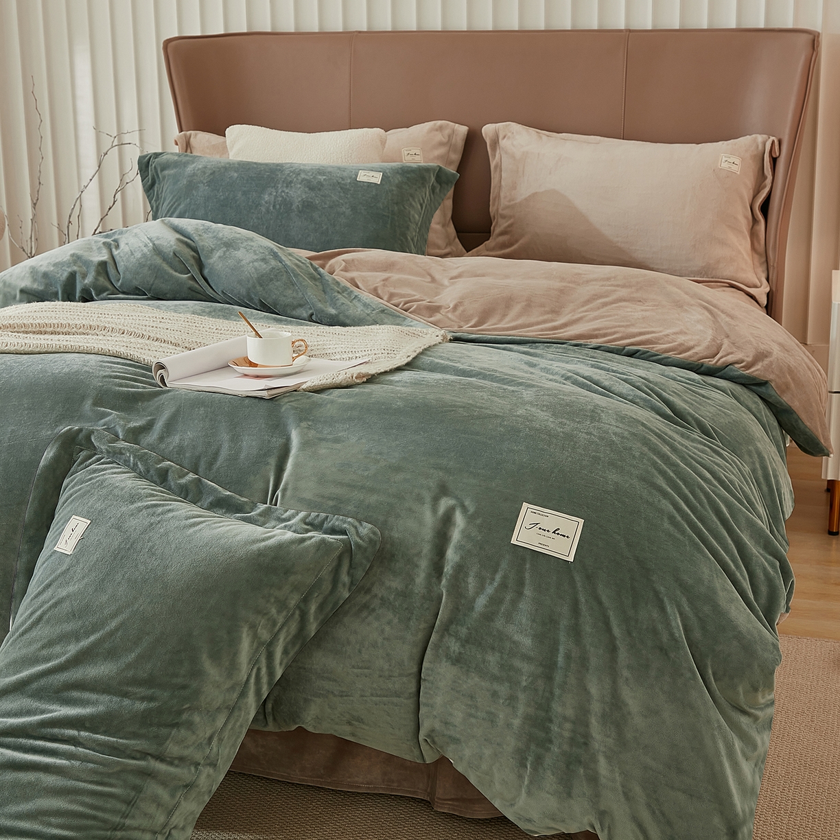 91家纺网 家纺一手货源 找家纺 悦然毛巾被 2025新款高克重德芙绒双拼四件套 浅黛蓝米咖