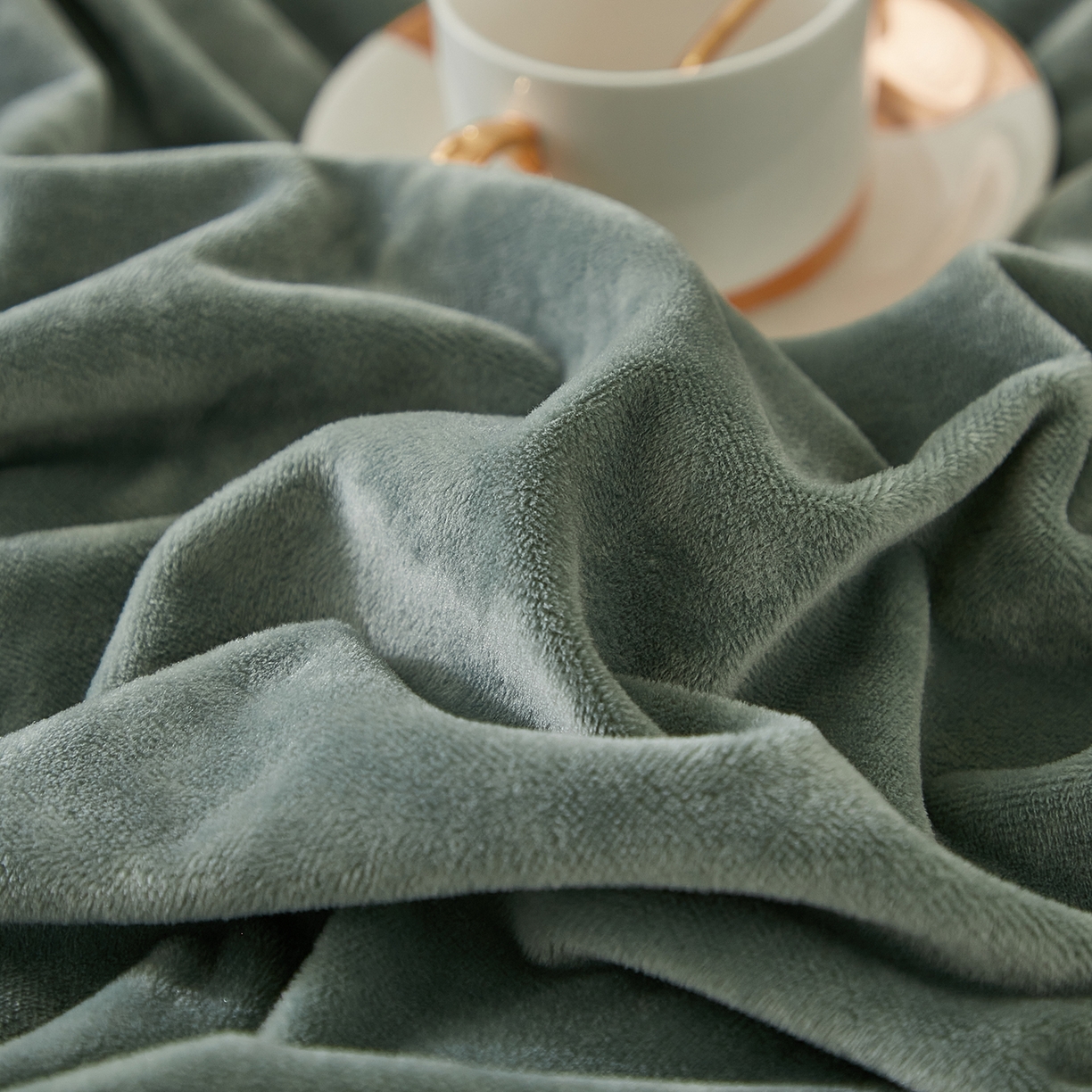91家纺网 家纺一手货源 找家纺 悦然毛巾被 2025新款高克重德芙绒双拼四件套 浅黛蓝米咖