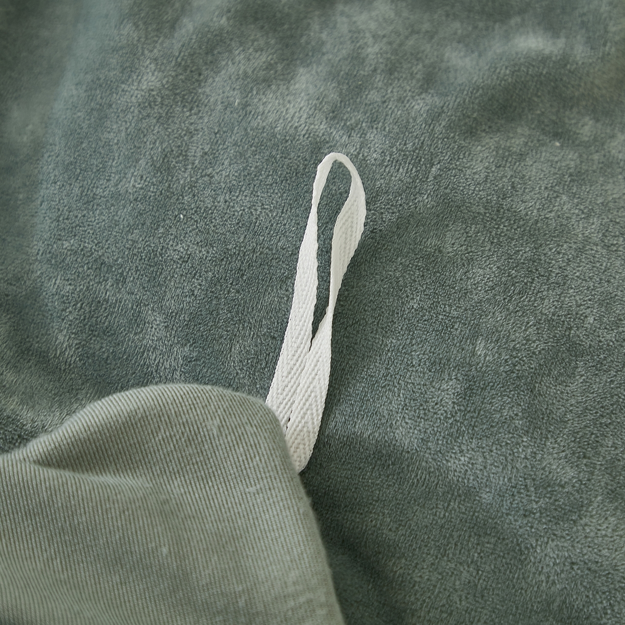 91家纺网 家纺一手货源 找家纺 悦然毛巾被 2025新款高克重德芙绒双拼四件套 浅黛蓝米咖