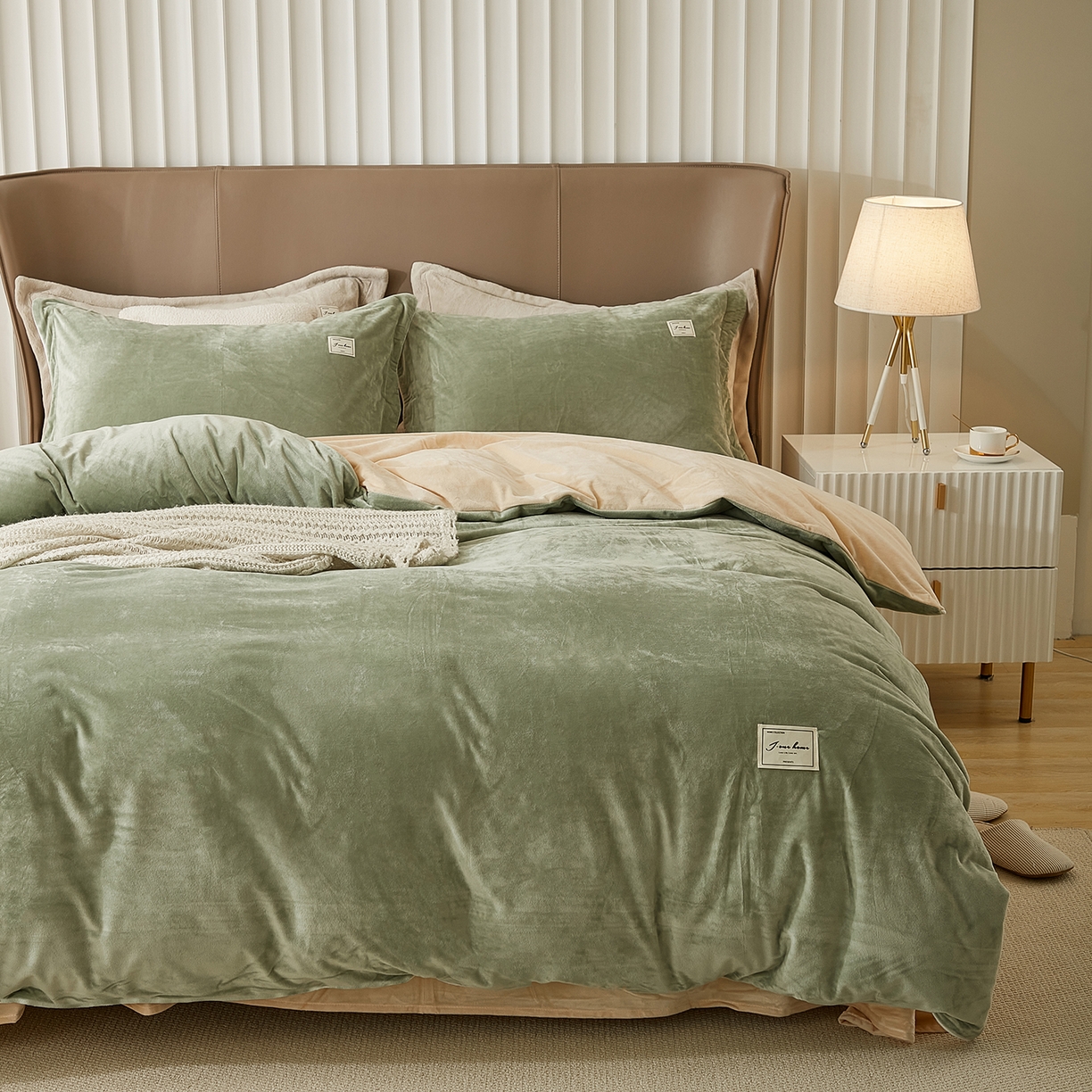 91家纺网 家纺一手货源 找家纺 悦然毛巾被 2025新款高克重德芙绒双拼四件套 浅豆绿杏仁