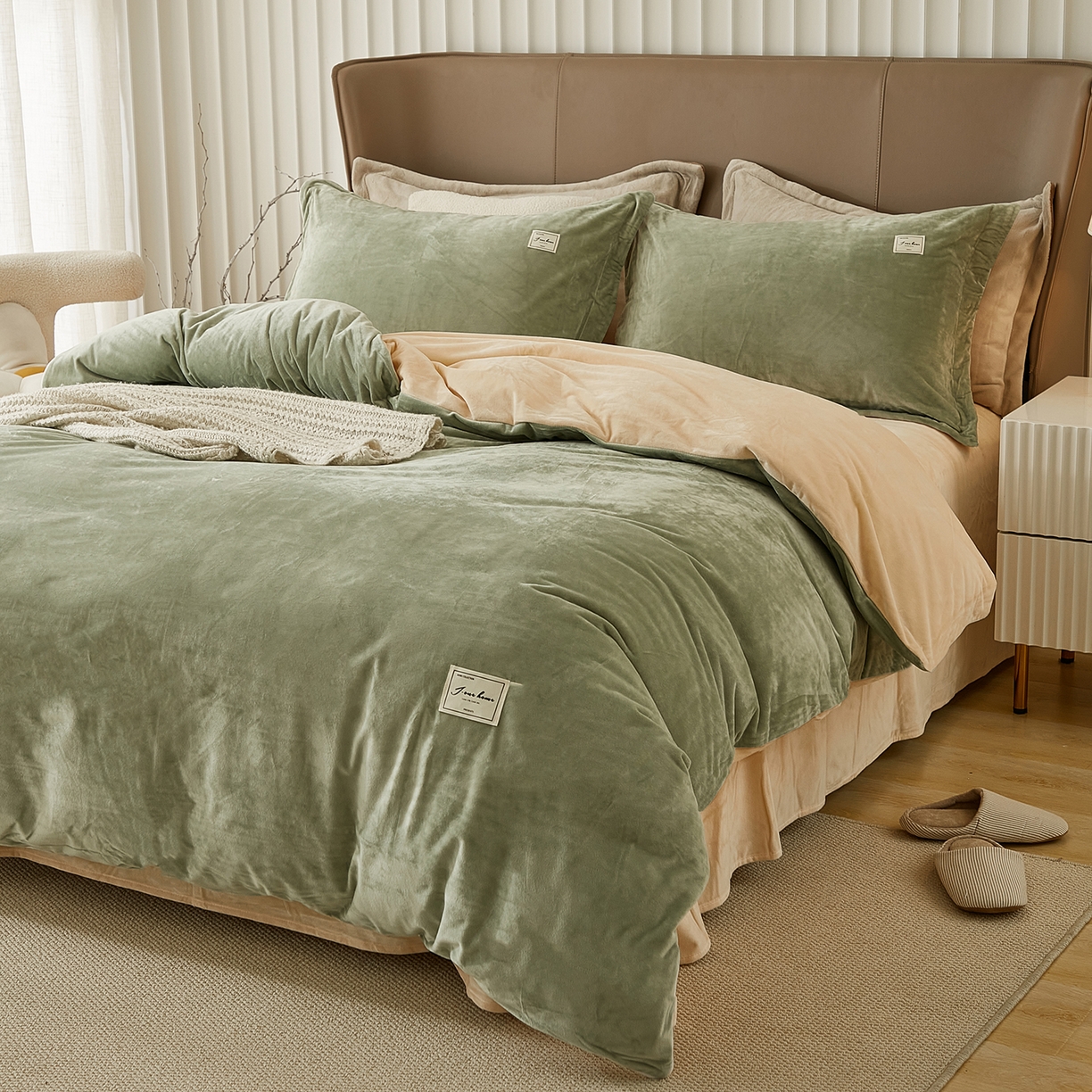 91家纺网 家纺一手货源 找家纺 悦然毛巾被 2025新款高克重德芙绒双拼四件套 浅豆绿杏仁