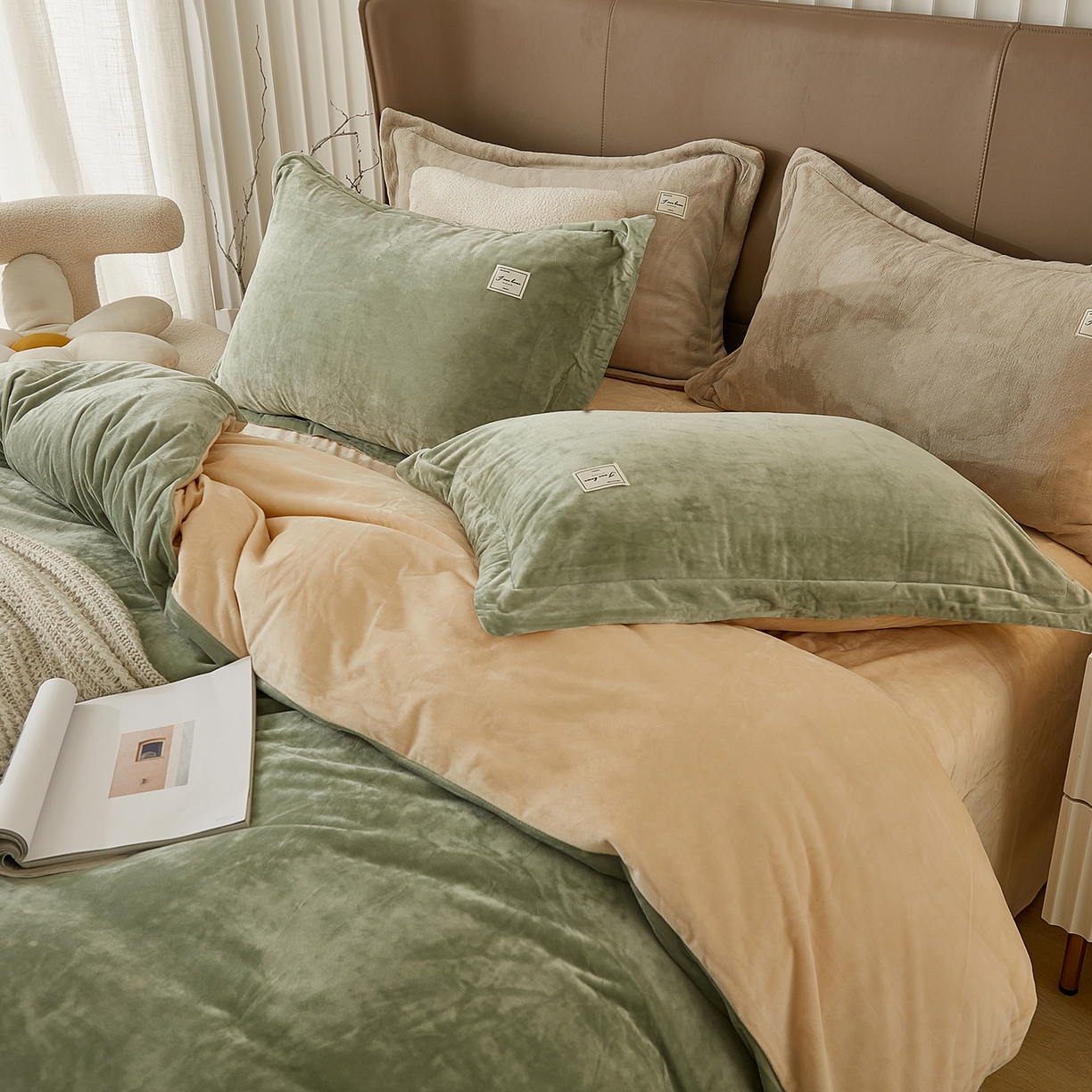 91家纺网 家纺一手货源 找家纺 悦然毛巾被 2025新款高克重德芙绒双拼四件套 浅豆绿杏仁