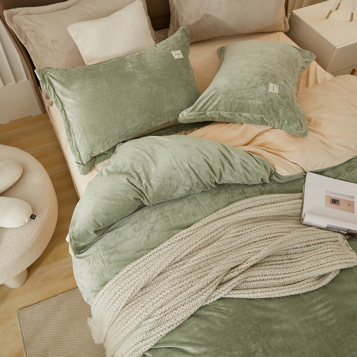 91家纺网 家纺一手货源 找家纺 悦然毛巾被 2025新款高克重德芙绒双拼四件套 浅豆绿杏仁