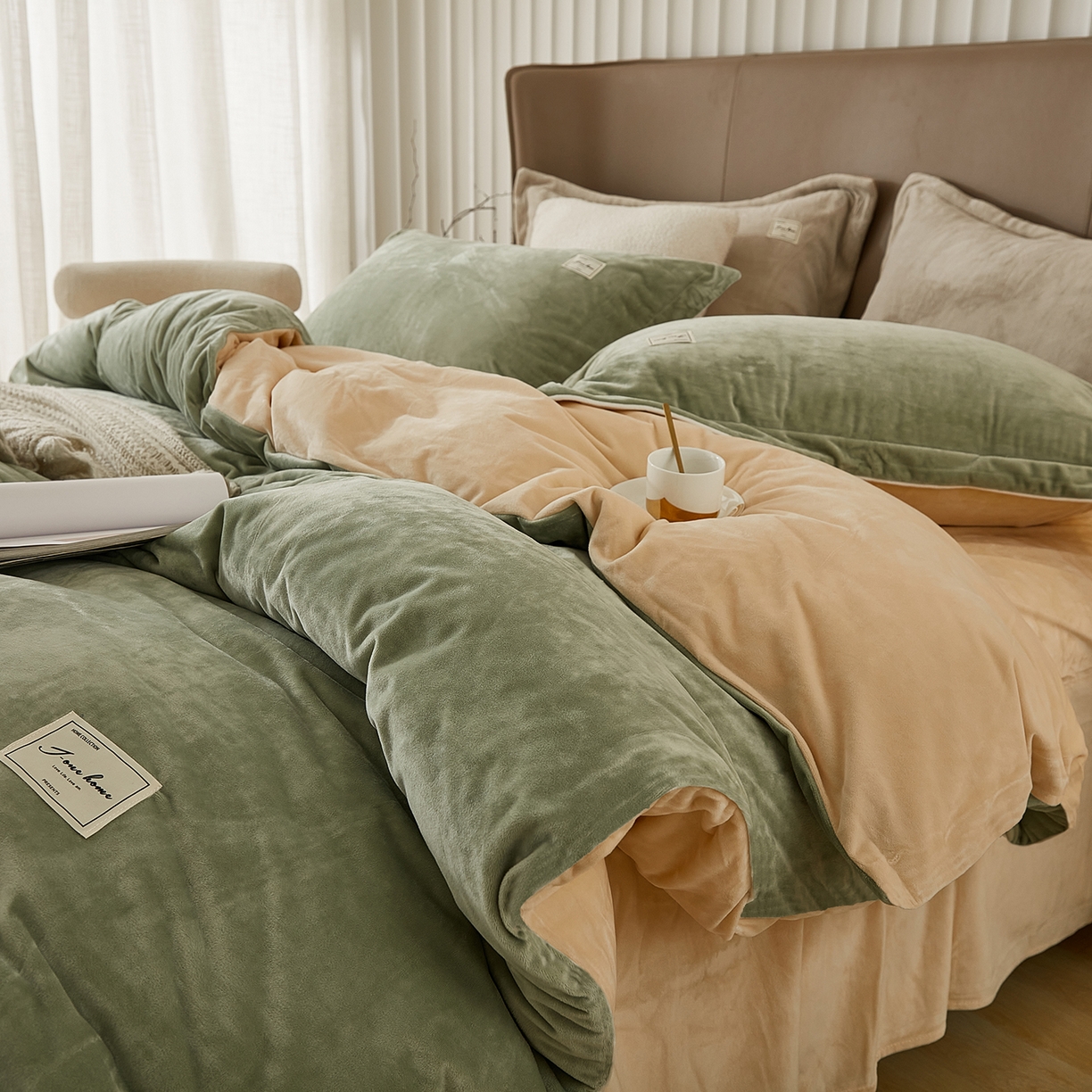 91家纺网 家纺一手货源 找家纺 悦然毛巾被 2025新款高克重德芙绒双拼四件套 浅豆绿杏仁