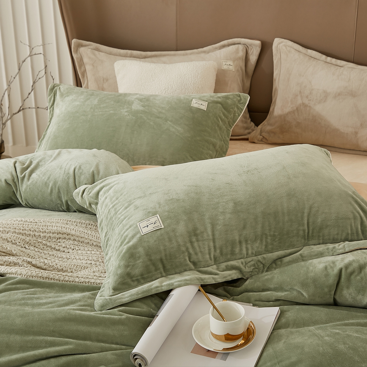 91家纺网 家纺一手货源 找家纺 悦然毛巾被 2025新款高克重德芙绒双拼四件套 浅豆绿杏仁