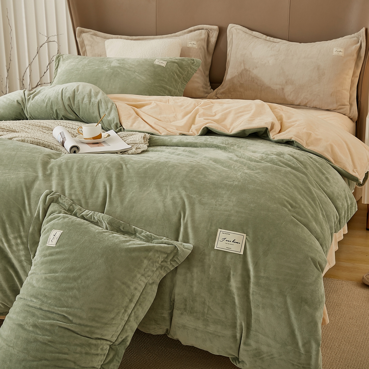 91家纺网 家纺一手货源 找家纺 悦然毛巾被 2025新款高克重德芙绒双拼四件套 浅豆绿杏仁