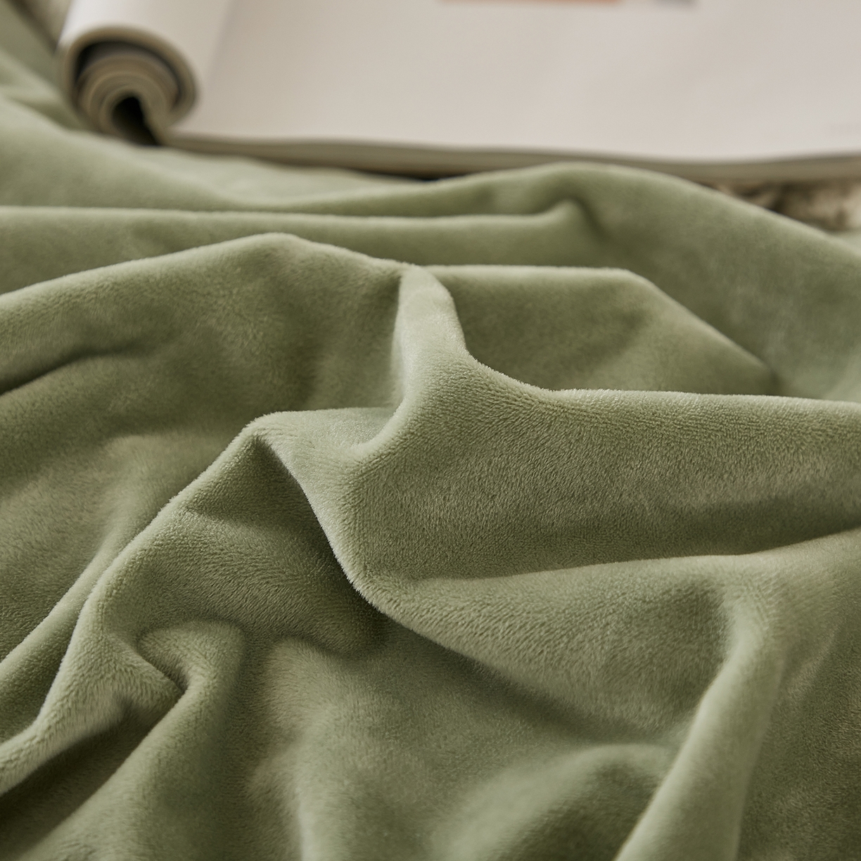 91家纺网 家纺一手货源 找家纺 悦然毛巾被 2025新款高克重德芙绒双拼四件套 浅豆绿杏仁