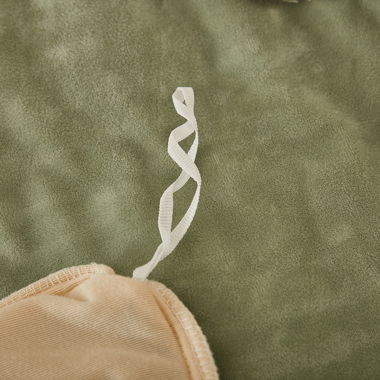 91家纺网 家纺一手货源 找家纺 悦然毛巾被 2025新款高克重德芙绒双拼四件套 浅豆绿杏仁