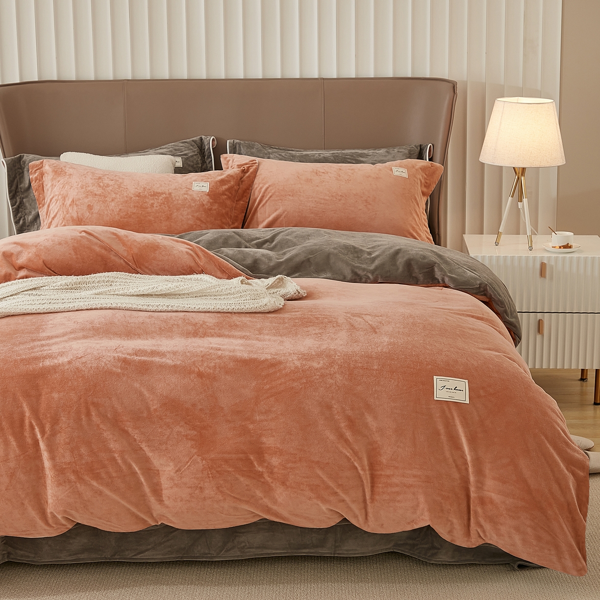 91家纺网 家纺一手货源 找家纺 悦然毛巾被 2025新款高克重德芙绒双拼四件套 砖红深灰