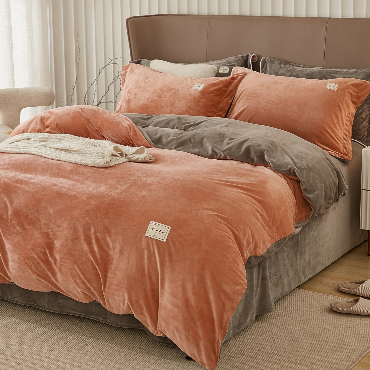 91家纺网 家纺一手货源 找家纺 悦然毛巾被 2025新款高克重德芙绒双拼四件套 砖红深灰