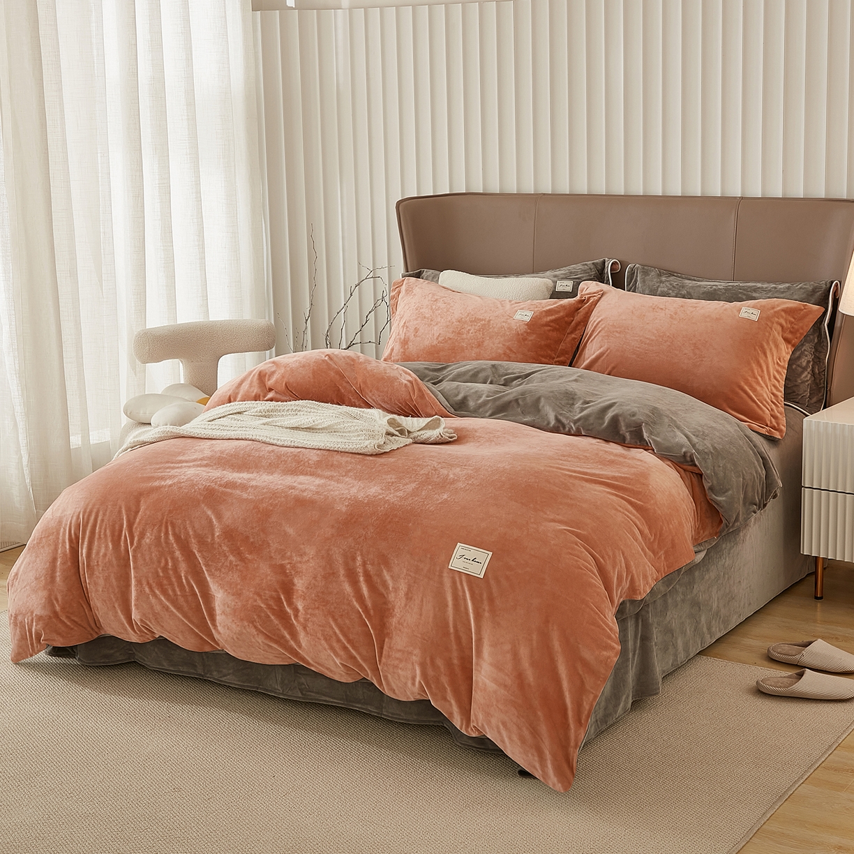 91家纺网 家纺一手货源 找家纺 悦然毛巾被 2025新款高克重德芙绒双拼四件套 砖红深灰