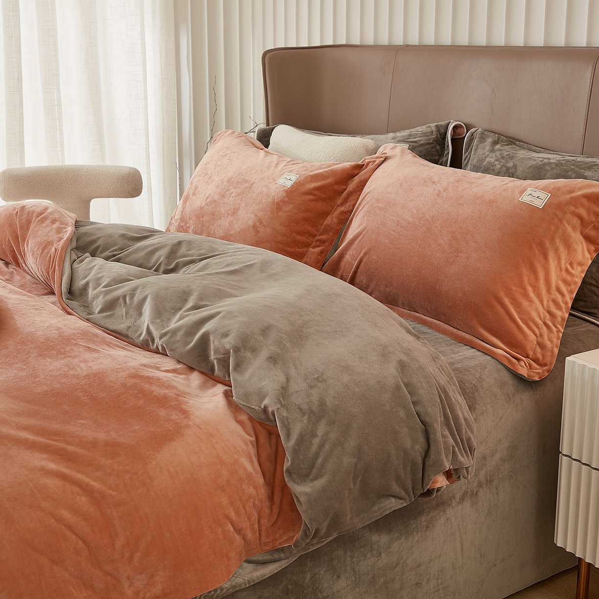 91家纺网 家纺一手货源 找家纺 悦然毛巾被 2025新款高克重德芙绒双拼四件套 砖红深灰