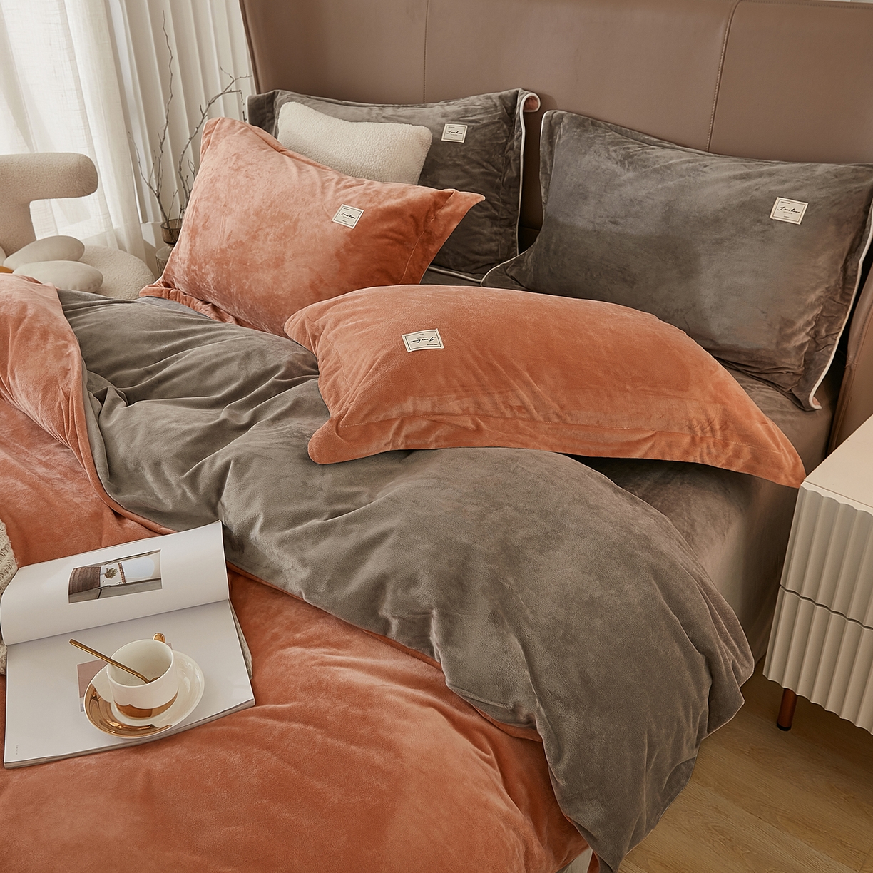 91家纺网 家纺一手货源 找家纺 悦然毛巾被 2025新款高克重德芙绒双拼四件套 砖红深灰