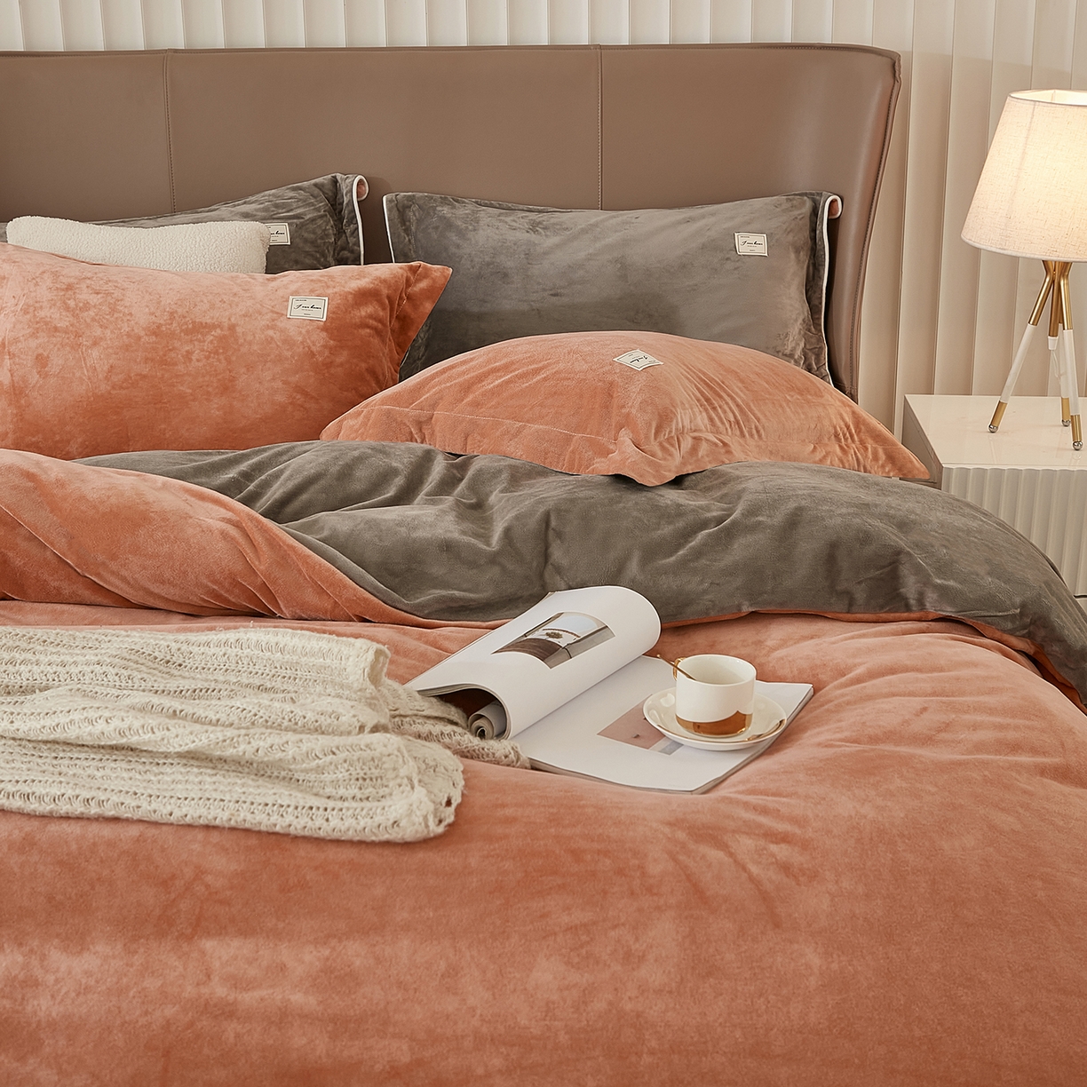 91家纺网 家纺一手货源 找家纺 悦然毛巾被 2025新款高克重德芙绒双拼四件套 砖红深灰