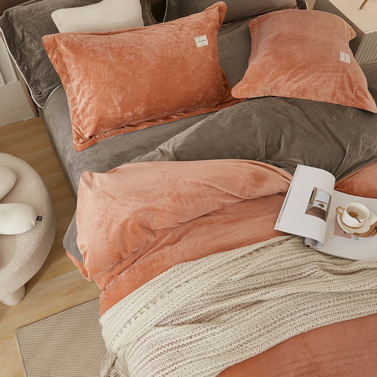 91家纺网 家纺一手货源 找家纺 悦然毛巾被 2025新款高克重德芙绒双拼四件套 砖红深灰