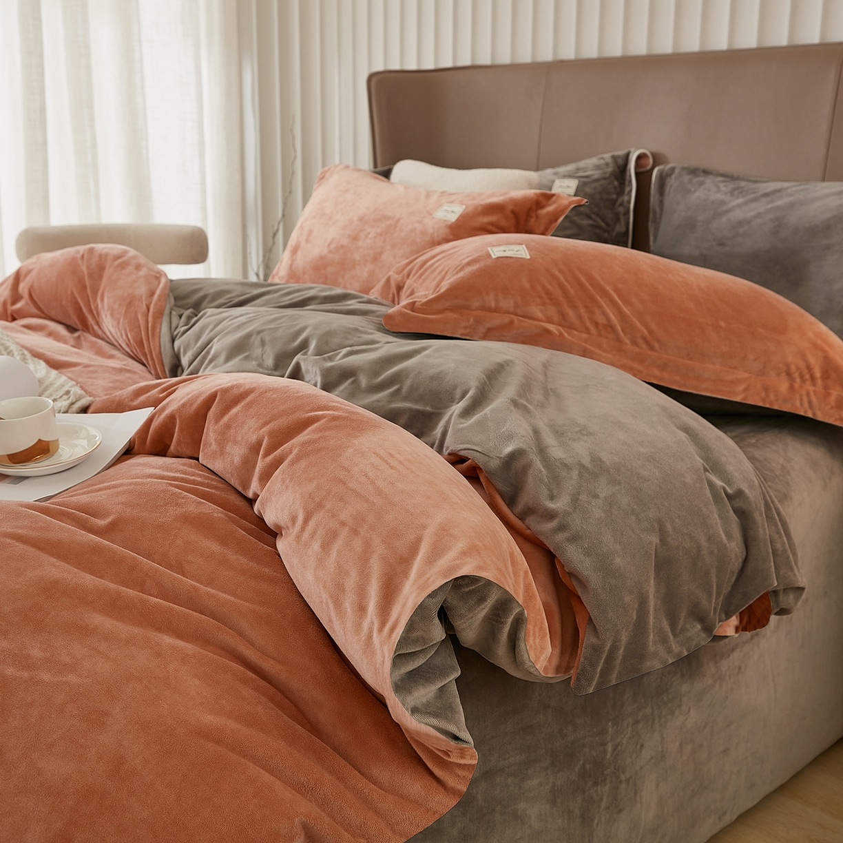 91家纺网 家纺一手货源 找家纺 悦然毛巾被 2025新款高克重德芙绒双拼四件套 砖红深灰