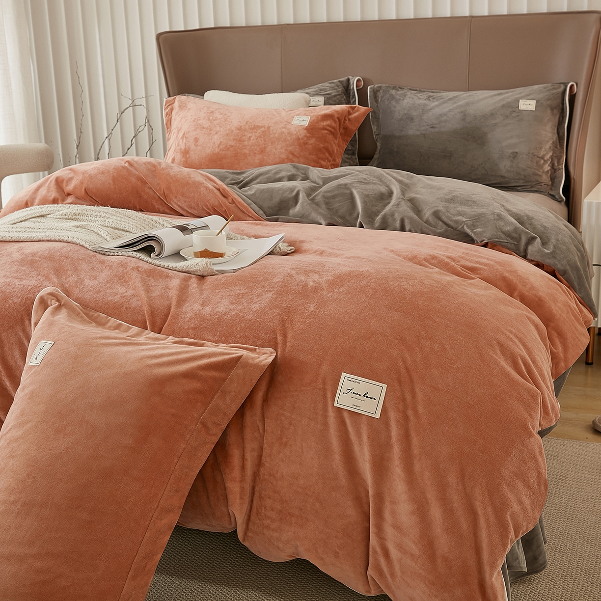 91家纺网 家纺一手货源 找家纺 悦然毛巾被 2025新款高克重德芙绒双拼四件套 砖红深灰