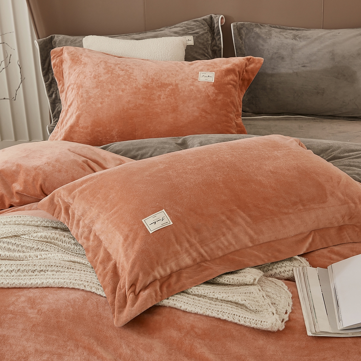 91家纺网 家纺一手货源 找家纺 悦然毛巾被 2025新款高克重德芙绒双拼四件套 砖红深灰
