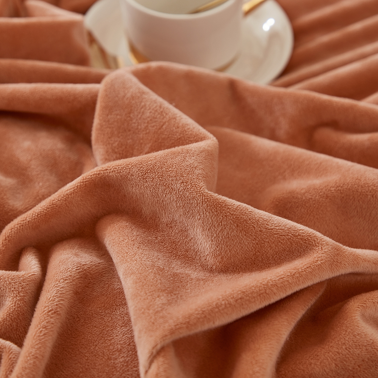 91家纺网 家纺一手货源 找家纺 悦然毛巾被 2025新款高克重德芙绒双拼四件套 砖红深灰