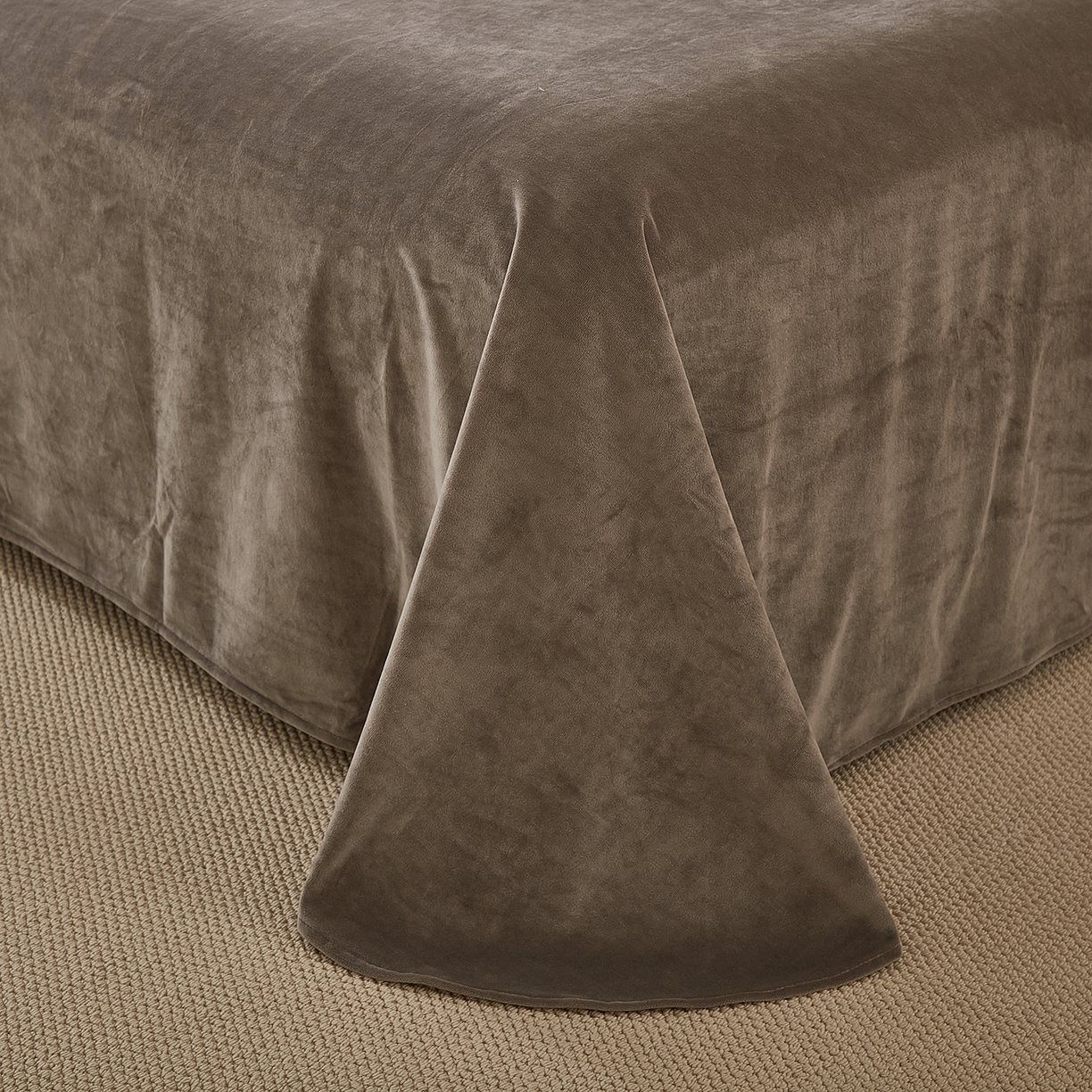 91家纺网 家纺一手货源 找家纺 悦然毛巾被 2025新款高克重德芙绒双拼四件套 砖红深灰