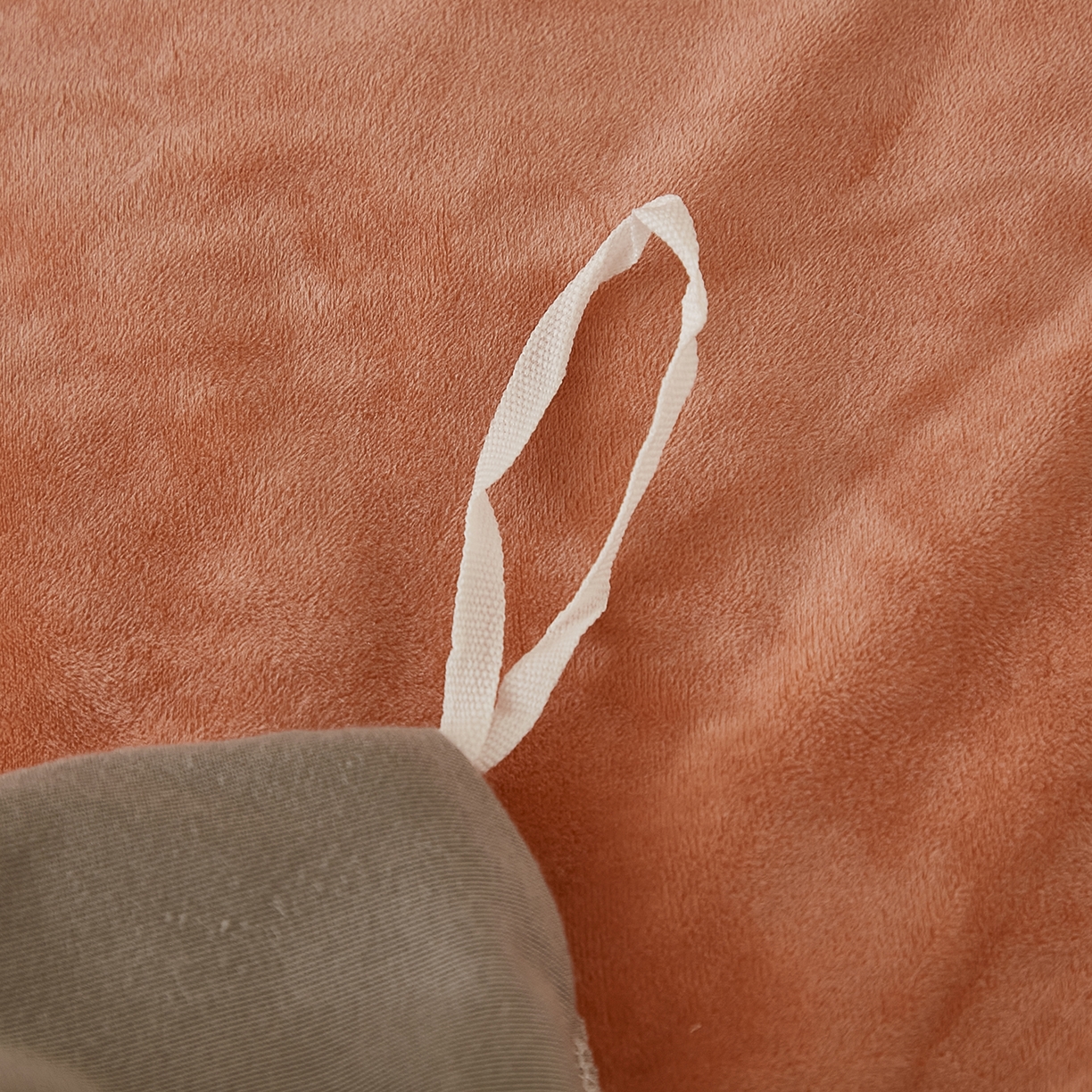 91家纺网 家纺一手货源 找家纺 悦然毛巾被 2025新款高克重德芙绒双拼四件套 砖红深灰