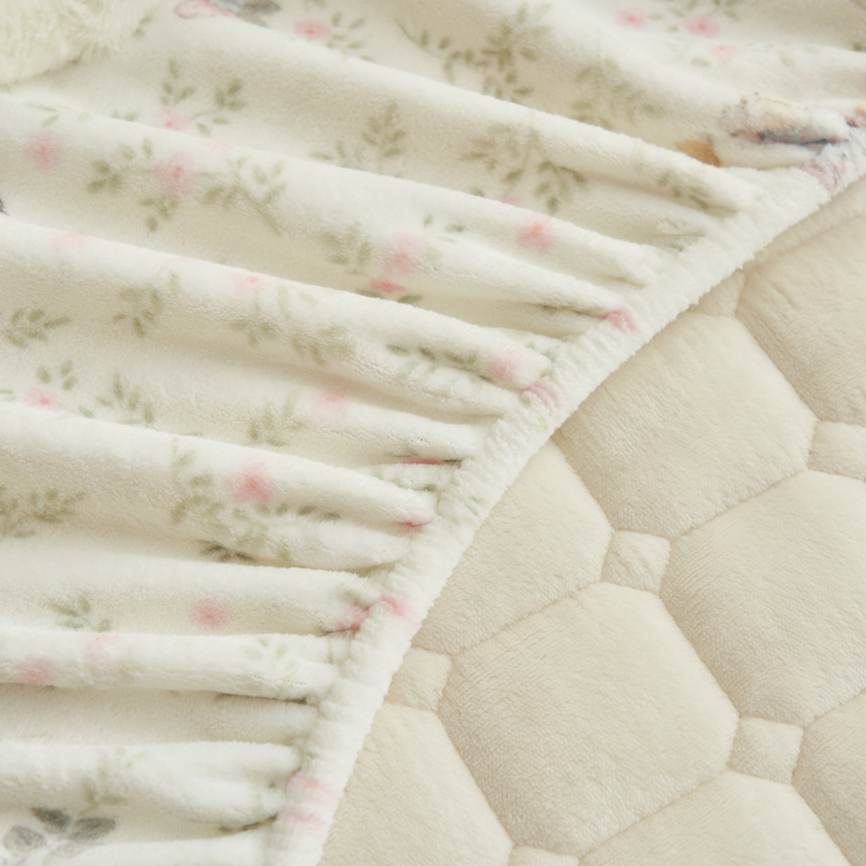 91家纺网 家纺一手货源 找家纺 晨曦家纺 2025新款加厚加绒牛奶绒卡通夹棉三层单床笠 兔兔花园