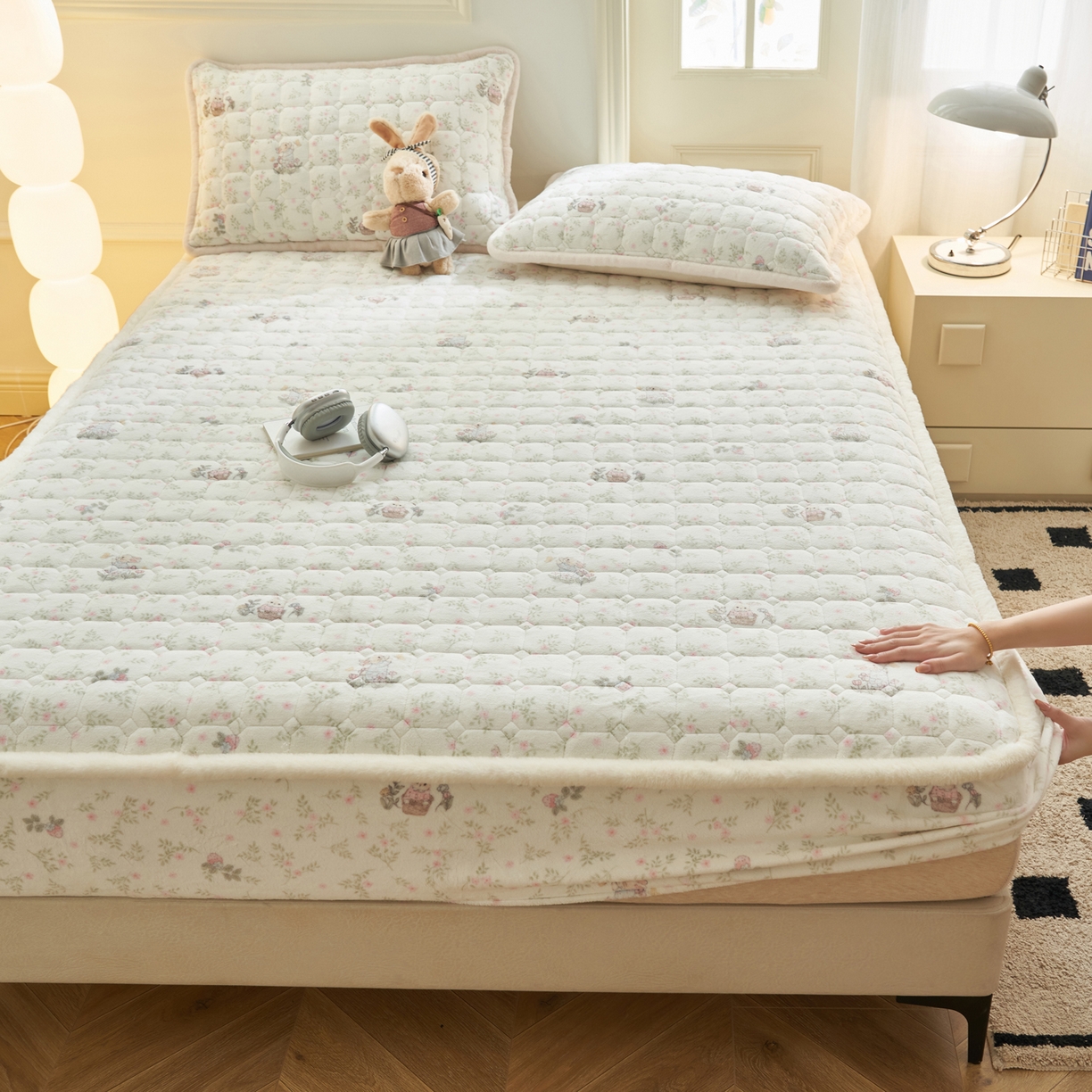 91家纺网 家纺一手货源 找家纺 晨曦家纺 2025新款加厚加绒牛奶绒卡通夹棉三层单床笠 兔兔花园